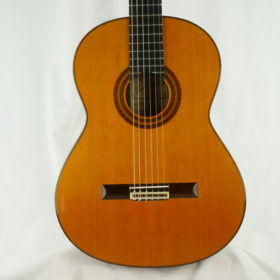 Meistergitarre José Ramirez Elite Gitarrenbauer vor